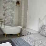 Apartment 3 Bedroom Apt, Spacious, Near South Park *