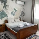 Apartment 3 Bedroom Apt, Spacious, Near South Park *