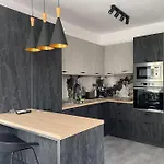 3 Bedroom Apt, Spacious, Near South Park *