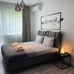 Apartment 3 Bedroom Apt, Spacious, Near South Park *