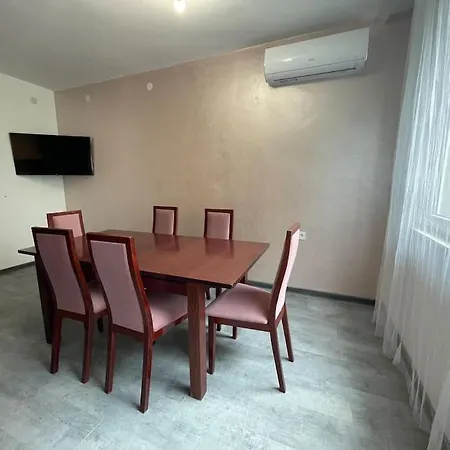 شقة 3 Bedroom Apt, Spacious, Near South Park *