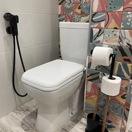 3 Bedroom Apt, Spacious, Near South Park