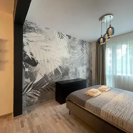 شقة 3 Bedroom Apt, Spacious, Near South Park *