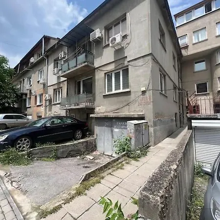 3 Bedroom Apt, Spacious, Near South Park *