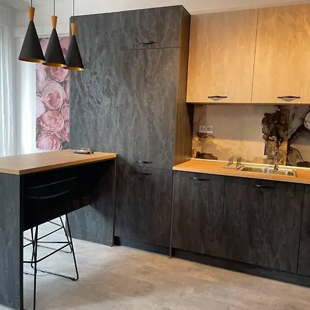 3 Bedroom Apt, Spacious, Near South Park شقة