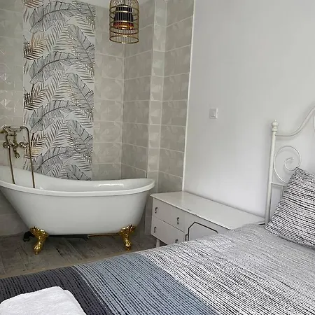 شقة 3 Bedroom Apt, Spacious, Near South Park *