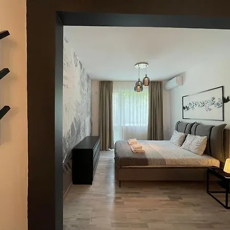 3 Bedroom Apt, Spacious, Near South Park