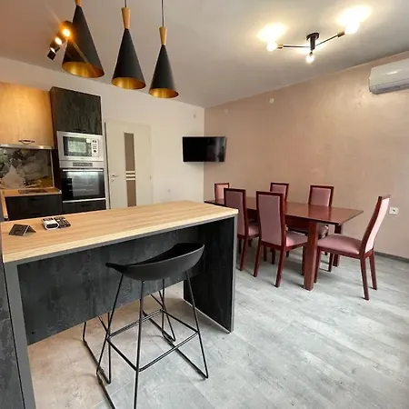 3 Br Apt, Spacious, Near South Park Sofía