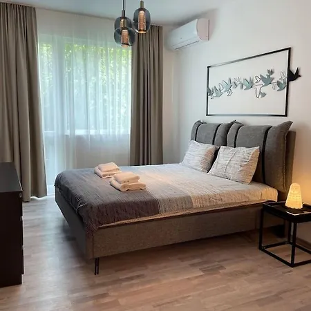 3 Br Apt, Spacious, Near South Park *