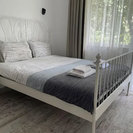 3 Bedroom Apt, Spacious, Near South Park *