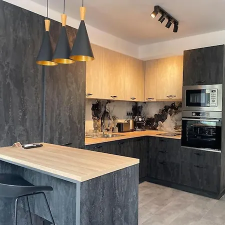 3 Bedroom Apt, Spacious, Near South Park