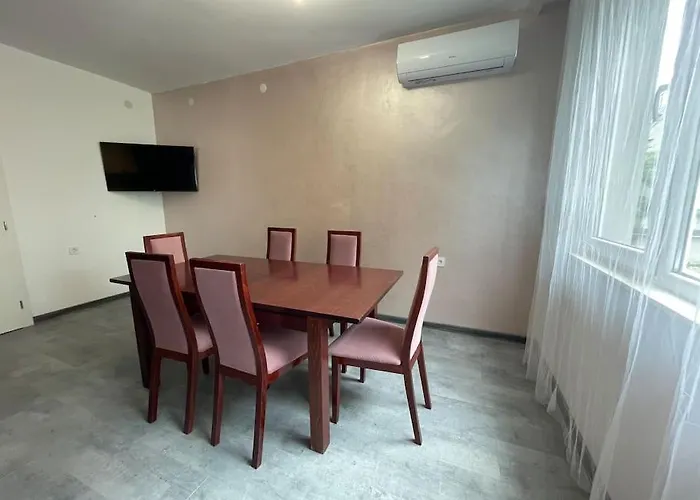 Apartament 3 Bedroom Apt, Spacious, Near South Park *