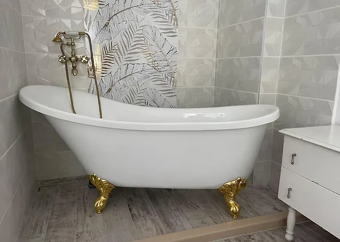 3 Bedroom Apt, Spacious, Near South Park Apartament *