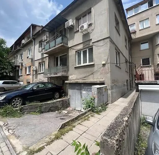 3 Bedroom Apt, Spacious, Near South Park *