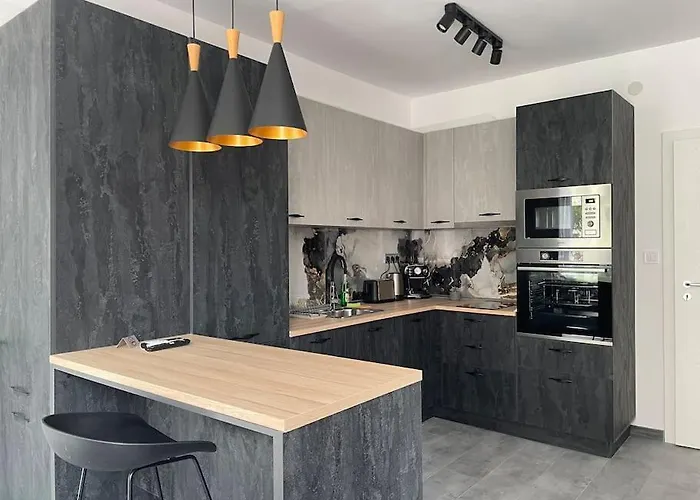 3 Bedroom Apt, Spacious, Near South Park *