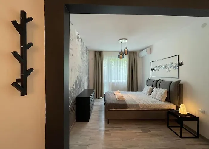 3 Bedroom Apt, Spacious, Near South Park