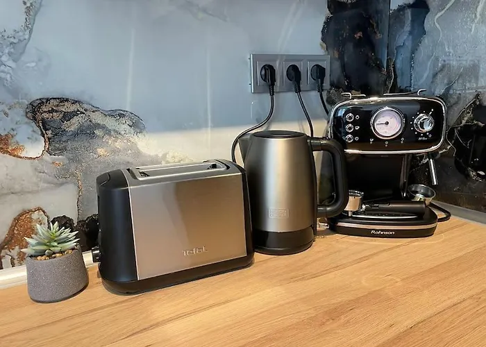 3 Bedroom Apt, Spacious, Near South Park