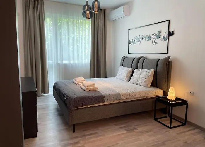 3 Bedroom Apt, Spacious, Near South Park *