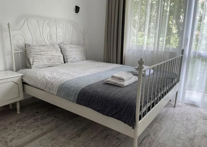 3 Bedroom Apt, Spacious, Near South Park *