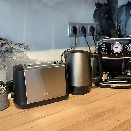 3 Bedroom Apt, Spacious, Near South Park